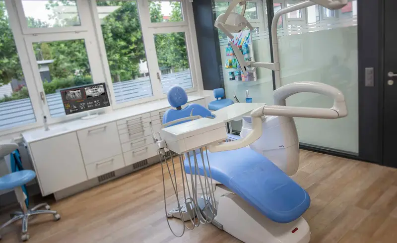 Behandlungszimmer der Zahnarztpraxis Hofstetter in Ebikon
